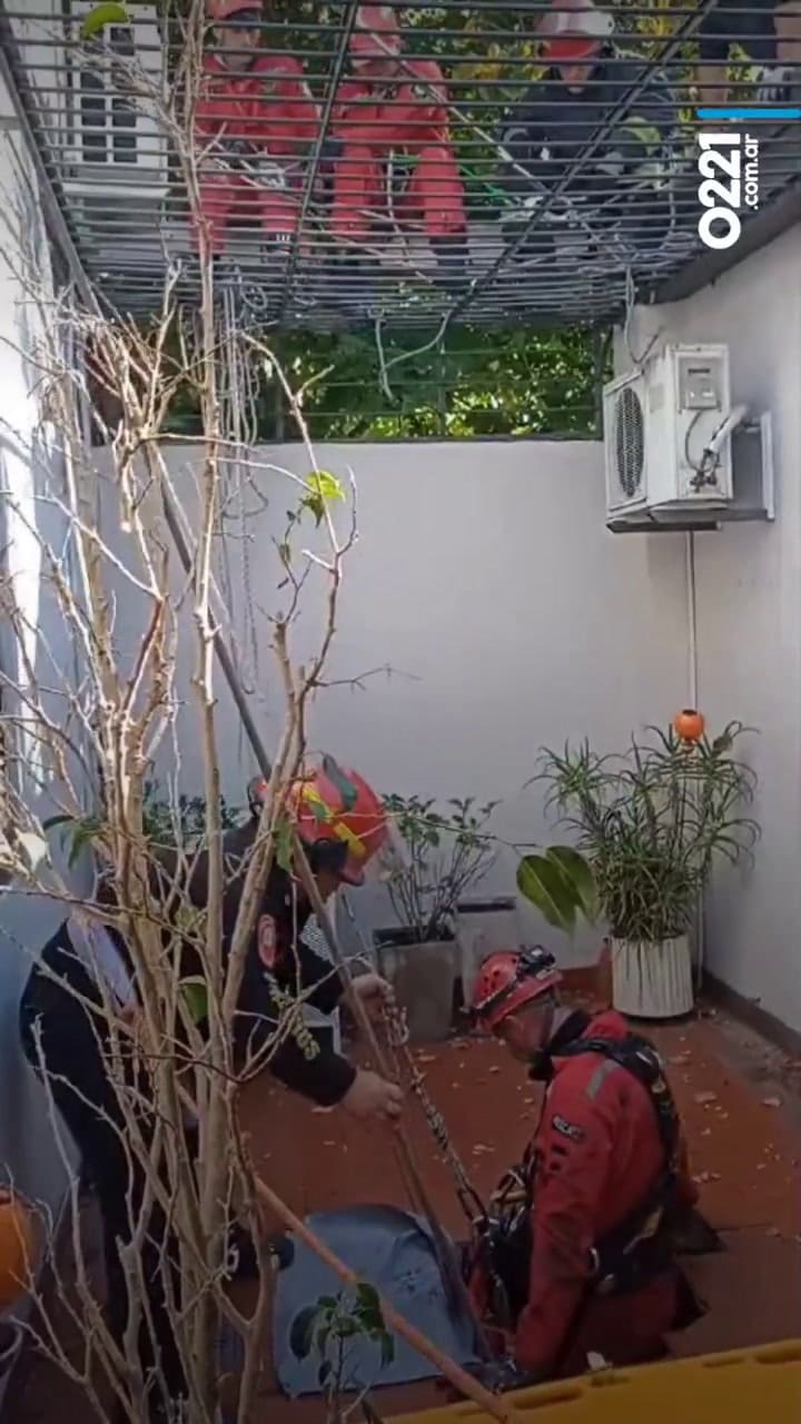 Así rescataron a una jubilada que cayó en un pozo en el patio de su casa en La Plata