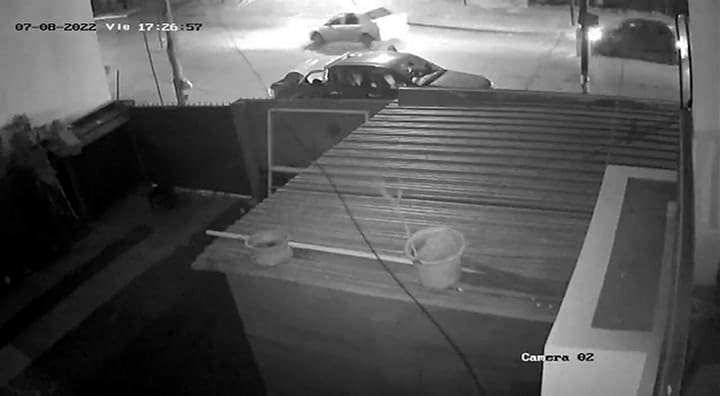 El momento en el que un excomisario se defiende a los tiros tras ser abordados por dos delincuentes