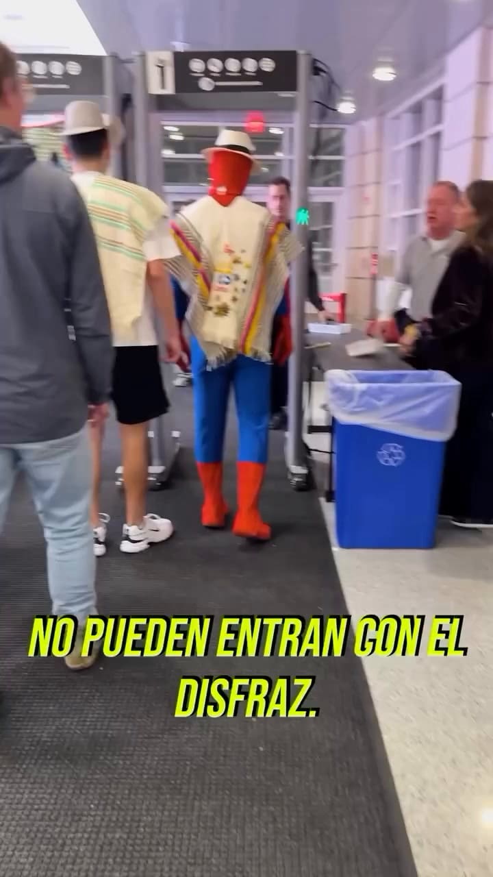 J Balvin quiso ingresar disfrazado de Spiderman