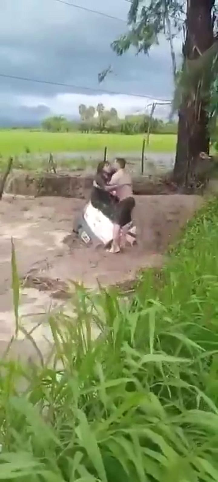 En medio de las inundaciones que afectan a Salta: el dramático rescate a una pareja de turistas
