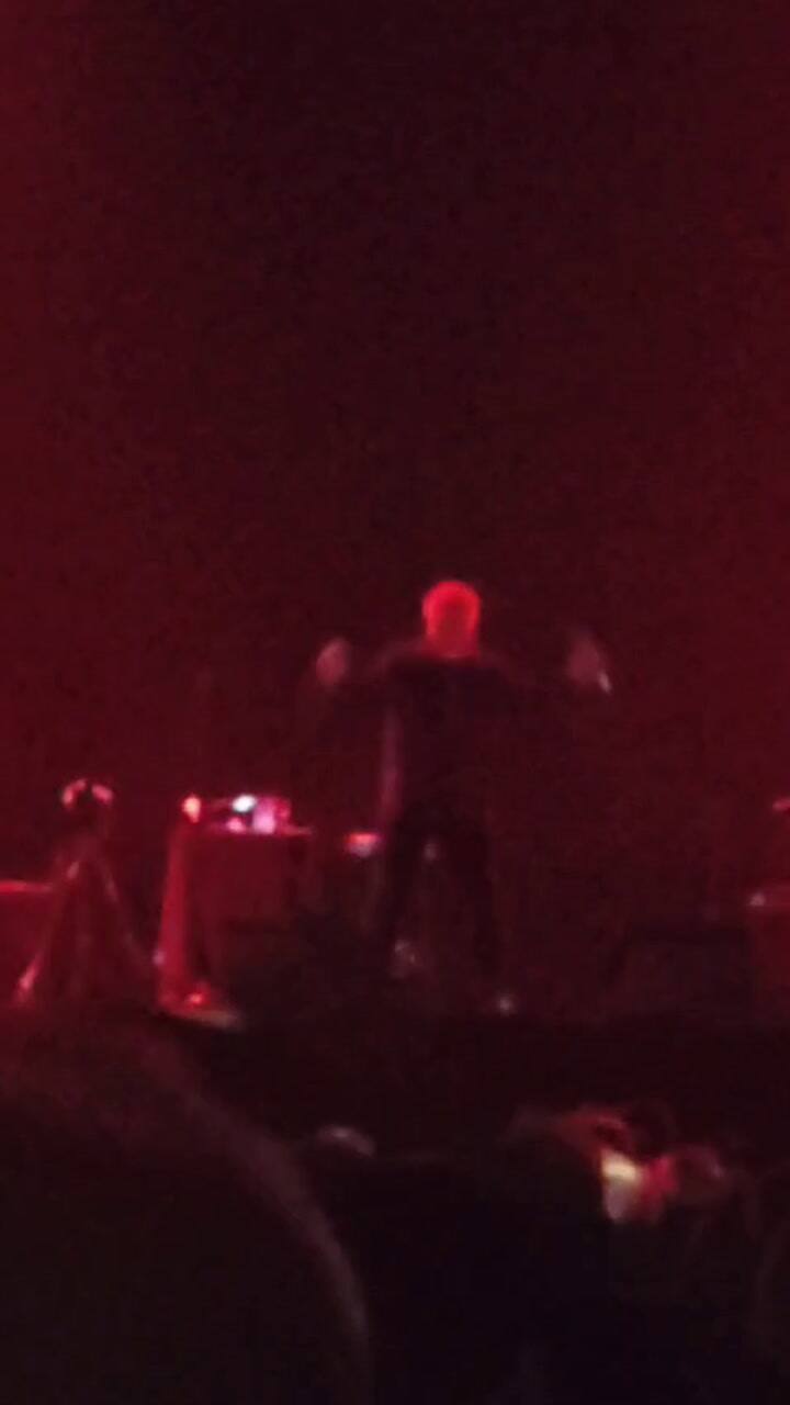 Tom Jones canta "You Can Leave Your Hat On"