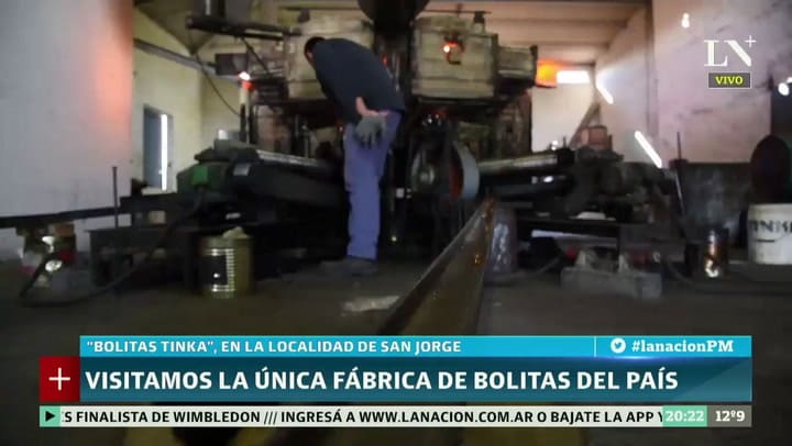 Inventaron la bolita lechera, soportaron invasiones chinas y ahora son la única fábrica del país