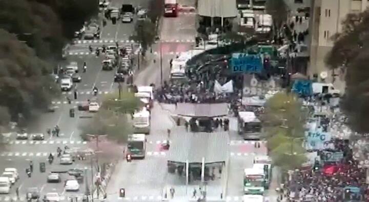 El momento en que los movimientos sociales intentan cortar el Metrobús