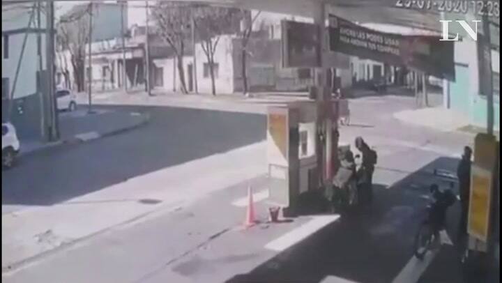 Le robaron, persiguió al ladrón y mató a un inocente