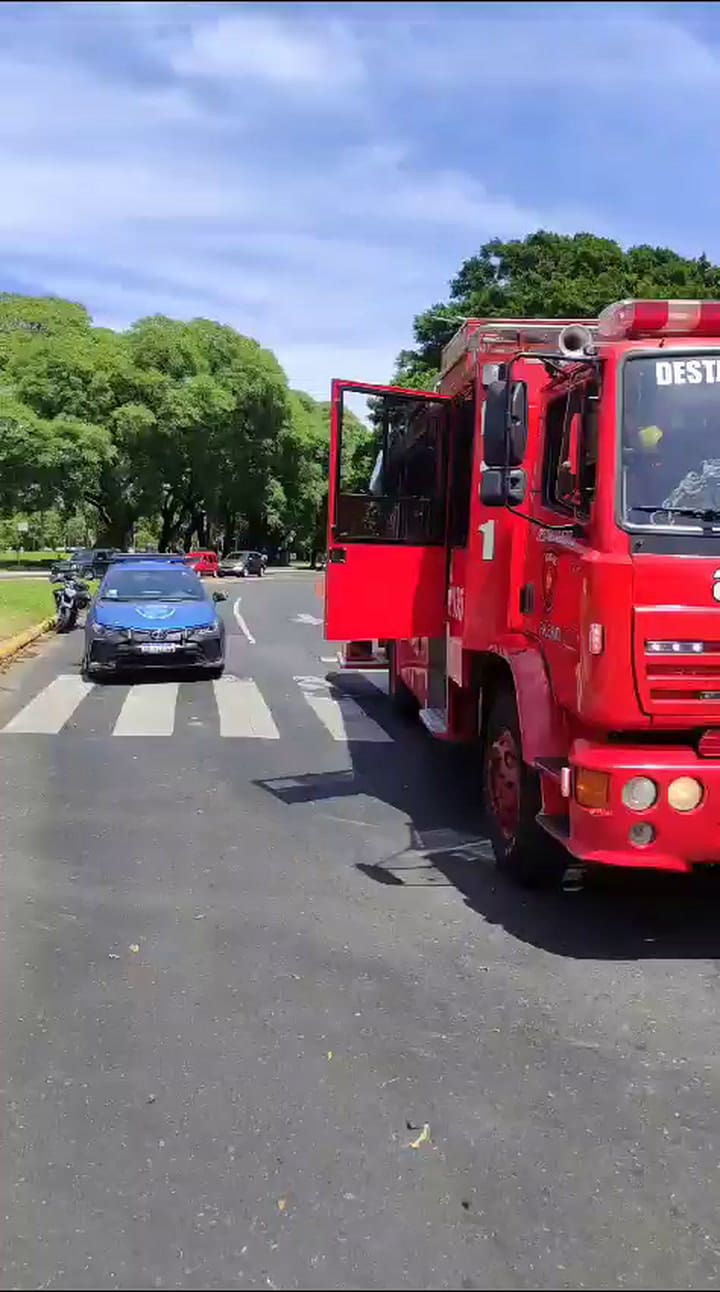 Un hombre brasileño murió atropellado por un auto que se subió a la vereda en una esquina de Recoleta