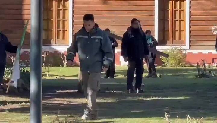 Impactantes imágenes: el momento en el que un empleado estatal le dispara a un fotógrafo