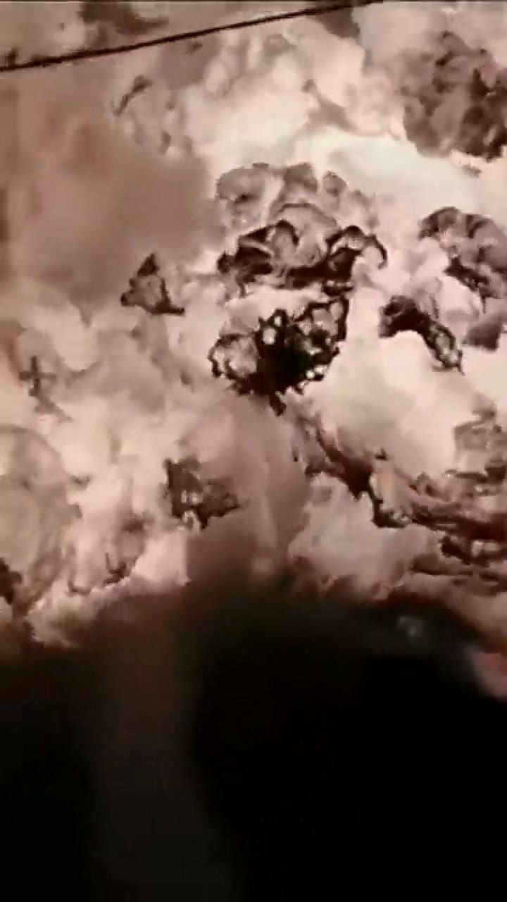 La explosión captada a la distancia provocó una columna de fuego