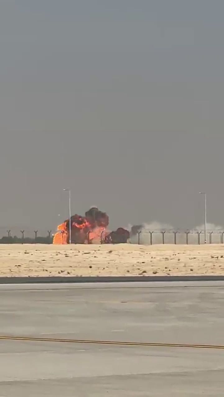 El momento en que un avión se estrella durante una exhibición en Dubái