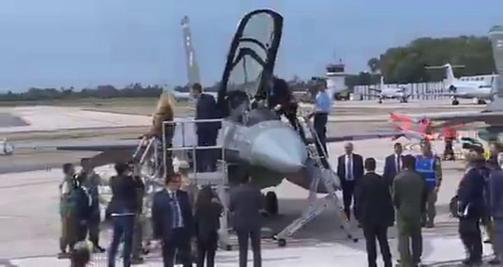 Milei se subió a un F-16