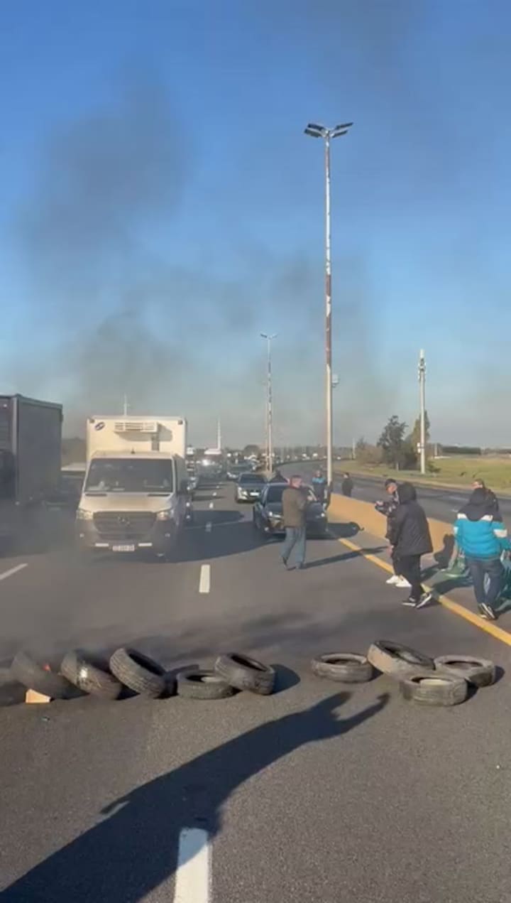 Cortes en la autopista Buenos Aires-La Plata