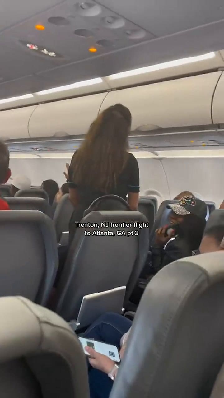 Los pasajeros de un vuelo votaron para echar a una mujer del avión