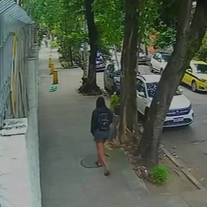 Una mujer caminaba por las calles de Río de Janeiro, pisó una tapa floja de alcantarilla y cayó al vacío