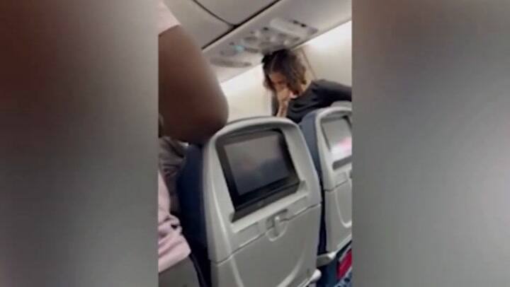Una mujer incumplió las reglas dentro de un vuelo y terminó en una pelea a golpes