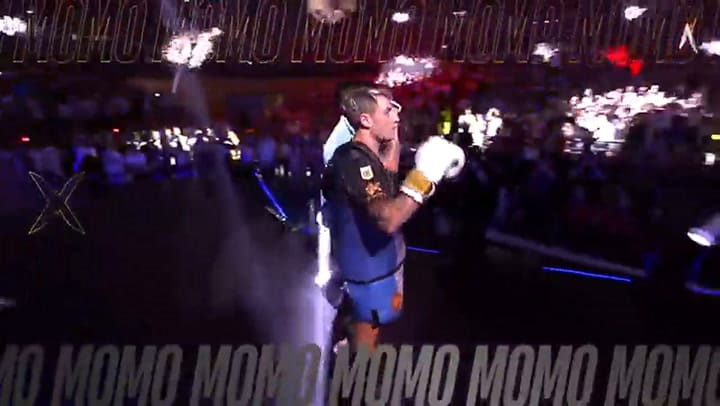 Entrada de Momo Benavides a La Velada del Año II