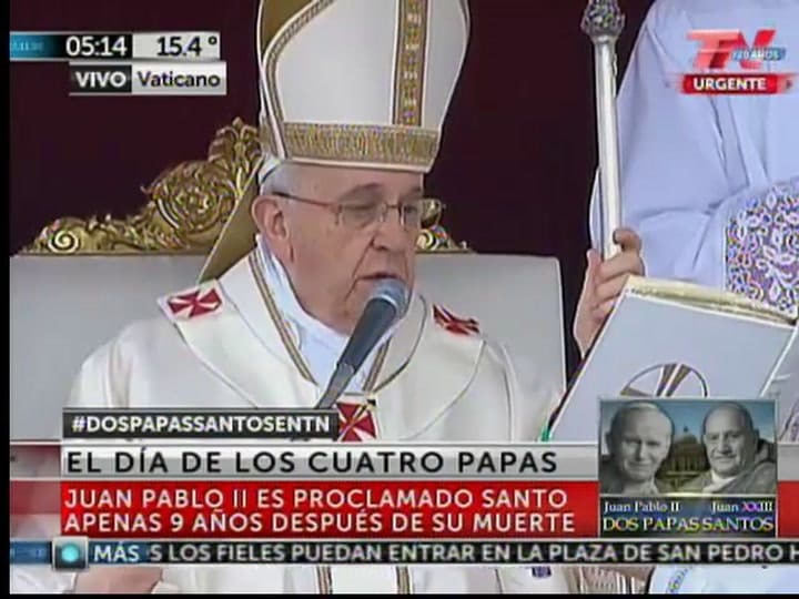 Francisco proclamó santos a Juan Pablo II y Juan XXIII (TN)