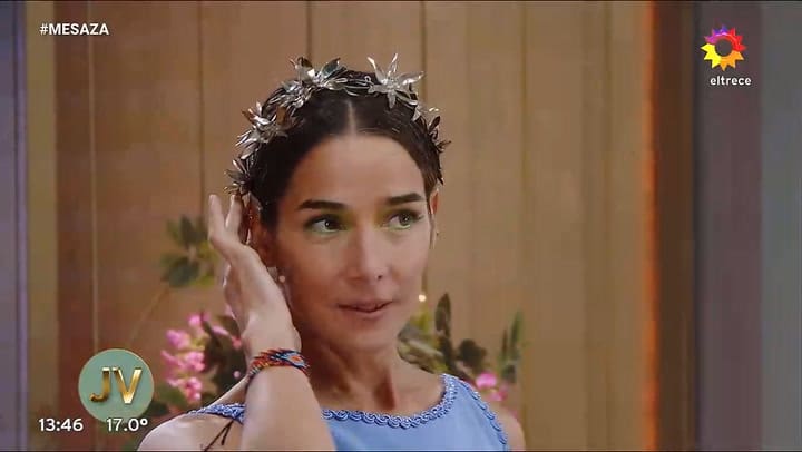 El look estilo griego de Juana Viale para este domingo 5/04