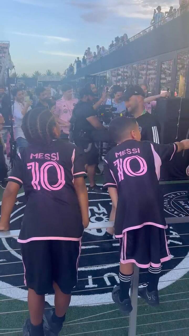 El hijo de Kim Kardashian espera para saludar a Messi