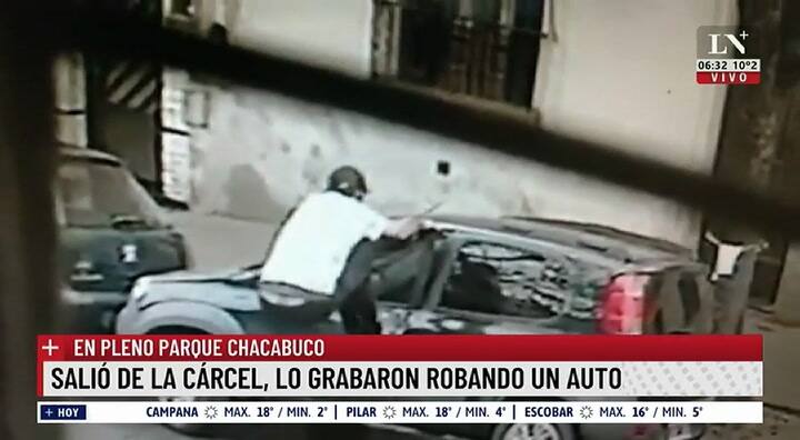 Parque Chacabuco: le dobló la puerta para robarle el auto a plena luz del día