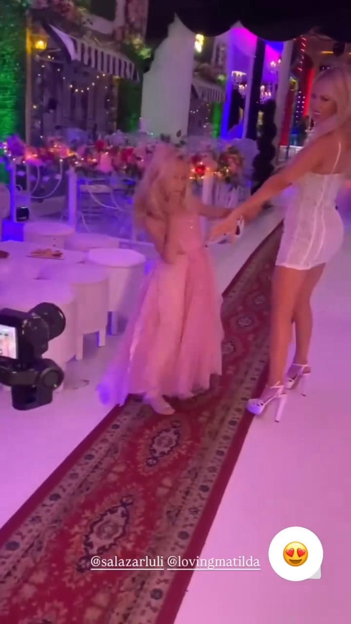 Luciana Salazar y Matilda antes de recibir a los invitados