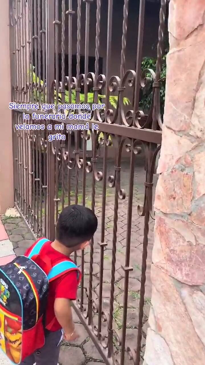 El conmovedor video de un niño cuando pasa por el lugar donde velaron a su abuela