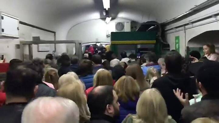 La gente no espera a salir del subte para cantar. Fuente: Twitter
