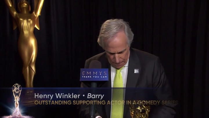 Henry Winkler gana como mejor actor de reparto en comedia - Fuente: YouTube