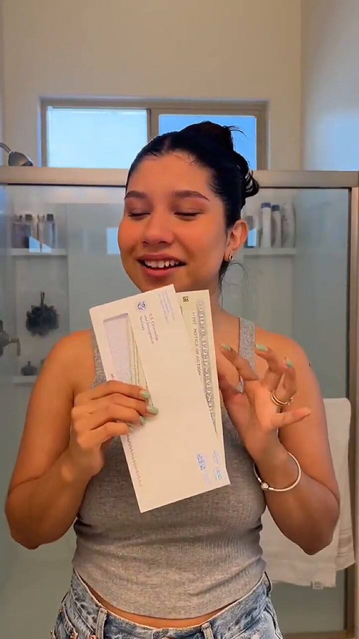 Una joven de origen mexicano celebra la obtención de su permiso de trabajo en EE.UU.