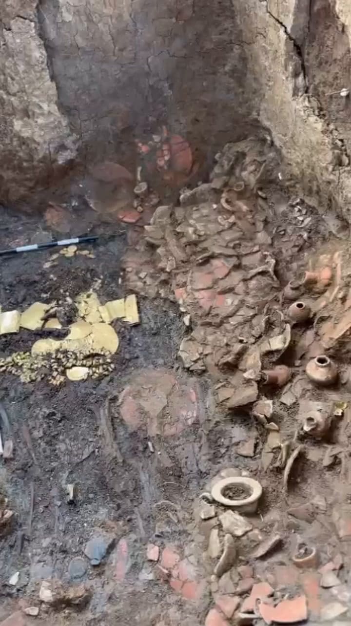 Interior De La Cámara Funeraria De La Tumba T9 De El Caño, Unidad Estagrafíca 579. Lo Que Se Puede Ver En La Parte Central De La Imagen Es El Cuerpo De Su Ocupante Principal, Un Varón Adulto De Entre 30 Y 40
