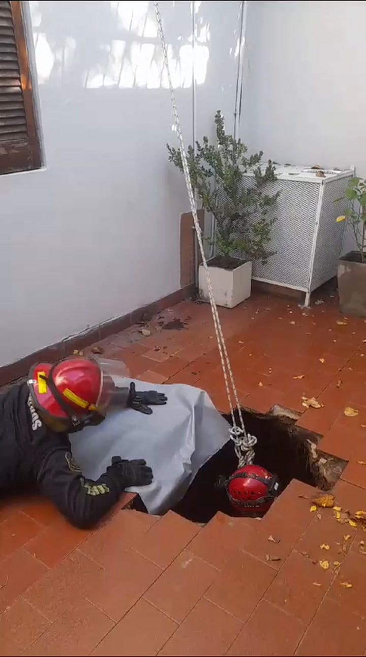 Rescate de una jubilada en su casa en La Plata