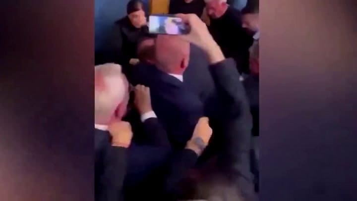 Georgia: un diputado opositor le dio una trompada al líder de un partido oficialista y desató una batalla campal 2
