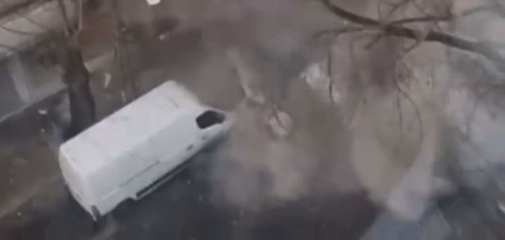 El momento en que caen heladeras y lavarropas del depósito que se incendia en La Plata