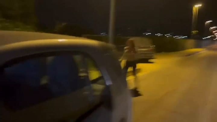La joven las filmó mientras golpeaban al auto y la agredieron