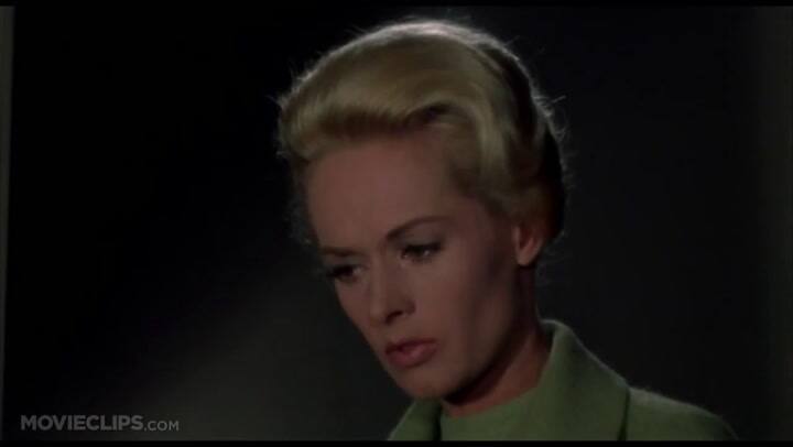 Los pájaros atacan a Tippi Hedren en Los pájaros - Fuente: YouTube