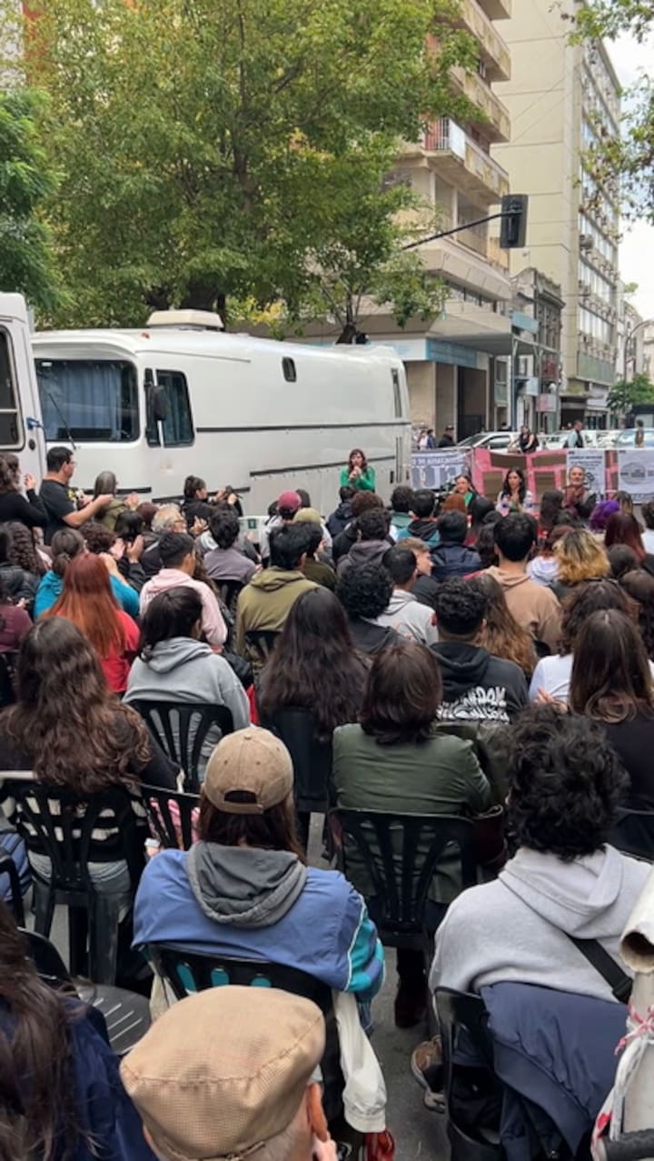La clase pública frente al departamento de Adorni en La Plata