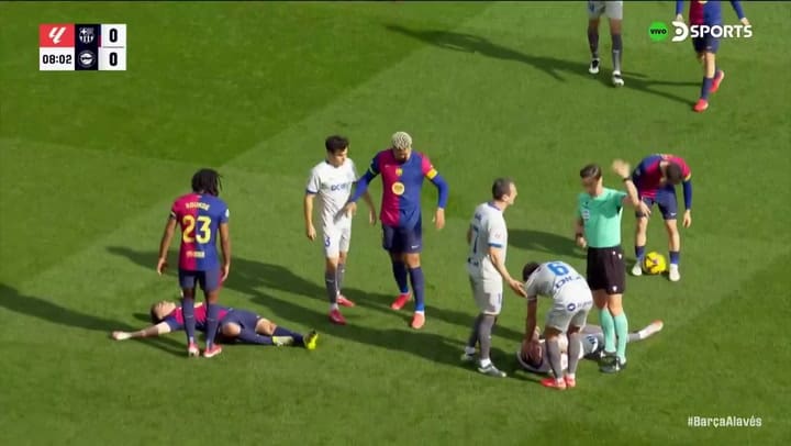 Gavi y Conechny chocaron cabezas en Barcelona-Alavés