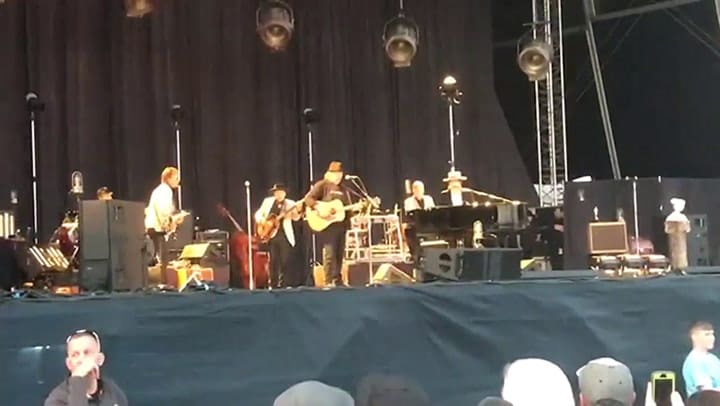 Mirá a Bob Dylan y Neil Young tocando juntos por primera vez desde 1994