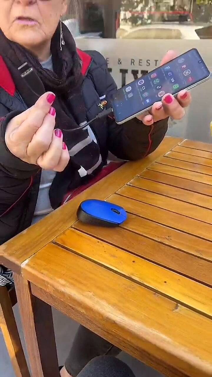 Se le cayó el celular al agua y la manera en la que lo solucionó sorprendió a todos