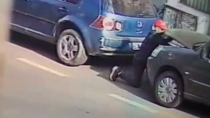 Estacionó su vehículo frente a un rodado, le abrió el capot y le robó la batería