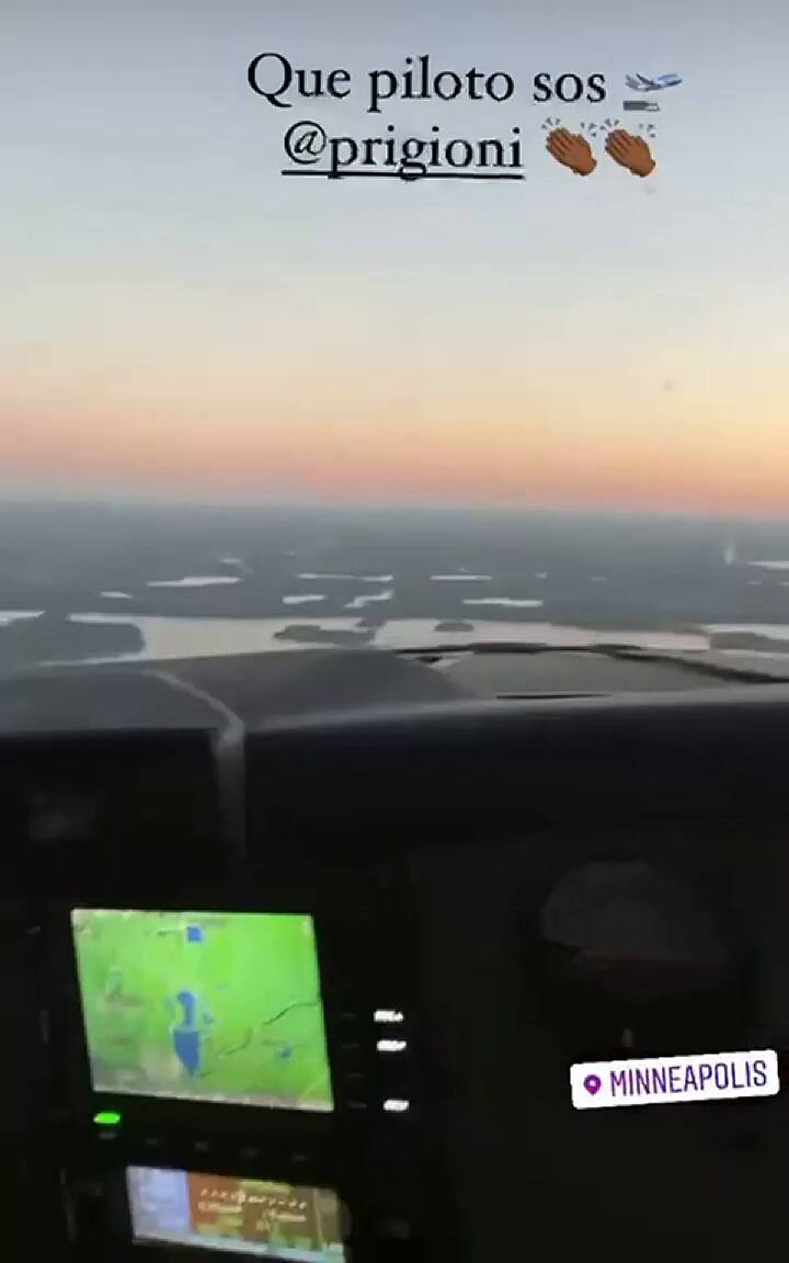 Wanchope Ábila se mostró arriba de un avión con un piloto muy especial