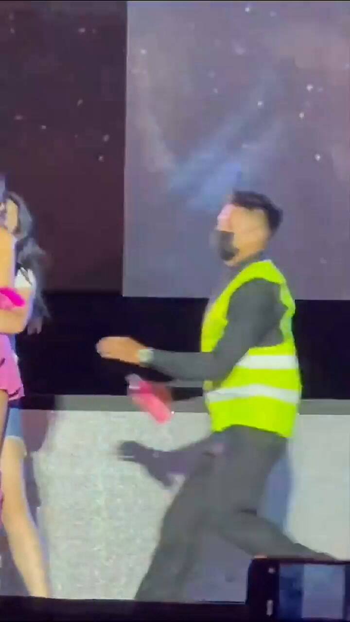 La reacción de Tini Stoessel al ser abordada por una fanática en su show