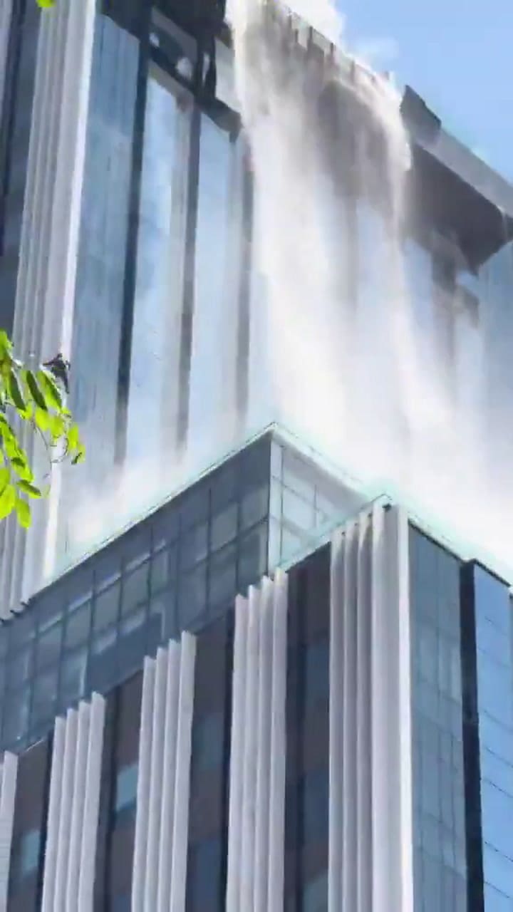 El hombre que quedó colgado de un edificio en Tailandia