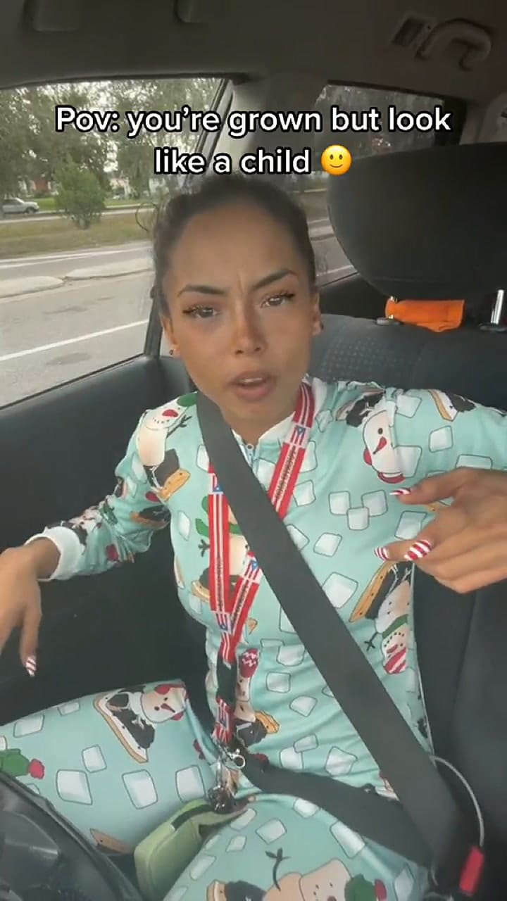 Shakira Villegas iba vestida con un mameluco navideño