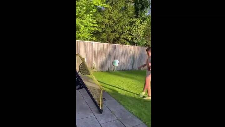 El hijo mayor de Evangelina Anderson sorprendió con su destreza jugando al fútbol