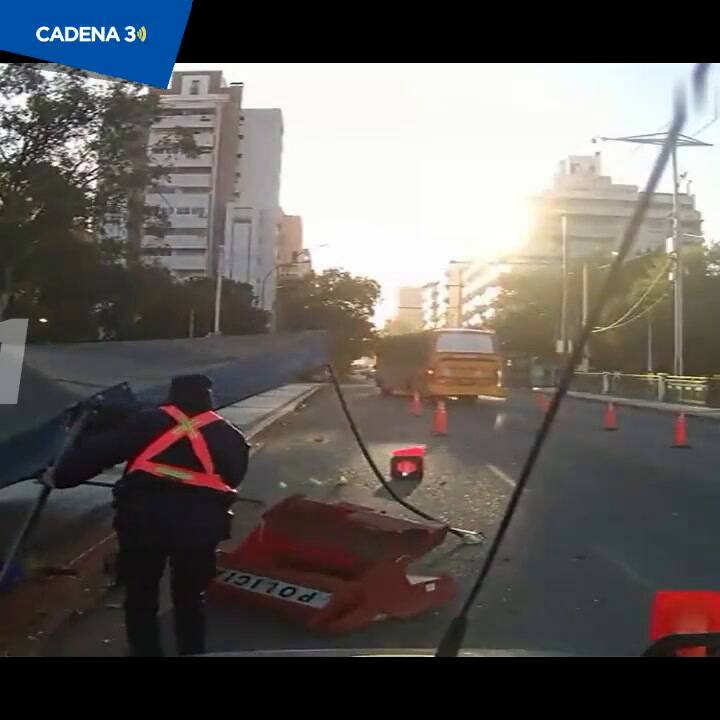 Un colectivero se desvió contra un puesto policial en Córdoba y casi arrolla a dos efectivos