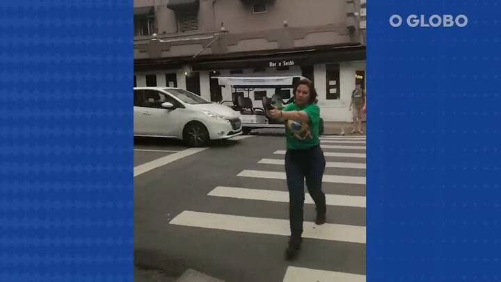 Carla Zambelli saca un arma y amenaza a un hombre en la calle en San Pablo
