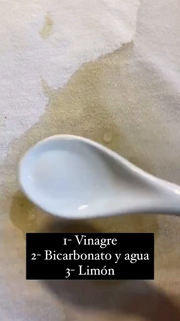 Mostró el truco para sacar las manchas de mate de la ropa y se volvió viral