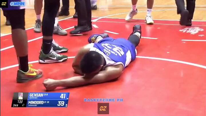 Un jugador de básquet profesional desmayó a su rival con un brutal golpe en la cara durante un partido