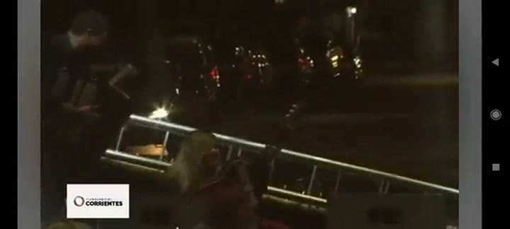 Se cayo una pantalla gigante mientras cantaba chamamé