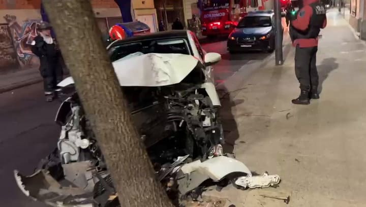 Un auto chocó de frente contra un árbol y debieron trasladar a la conductora y sus hijos, un niño de 6 años y un bebé
