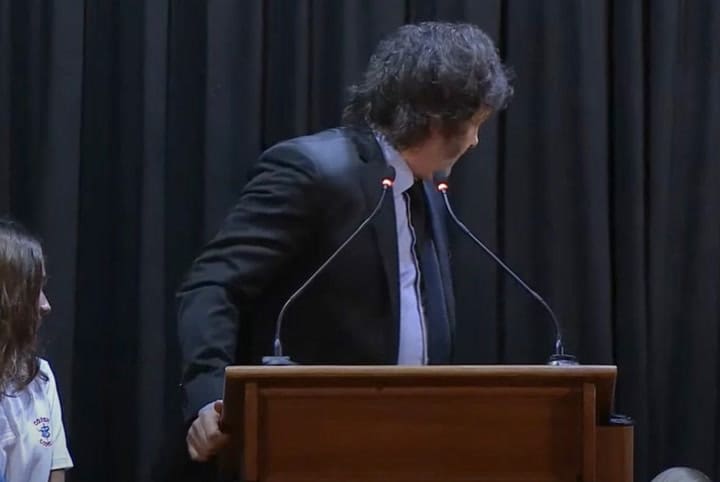 Alumno se desmaya en el discurso de Milei